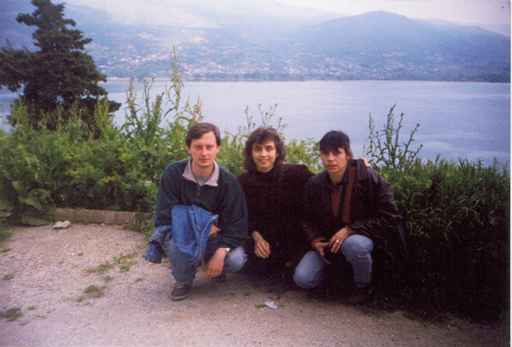 Преподаватели от Катедрата по български език в ПУ на брега на Охридското езеро, май 1998.<br>
Отляво надясно: <i>гл.ас. д-р Константин Куцаров, доц. д-р Красимира Чакърова, доц. д-р Ваня Зидарова</i>