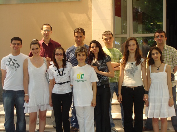 Лингвистичен клуб "Проф. Борис Симеонов" с неговия ръководител доц. д-р Красимира Чакърова (в средата), 24 май 2009 г., Пловдив.
